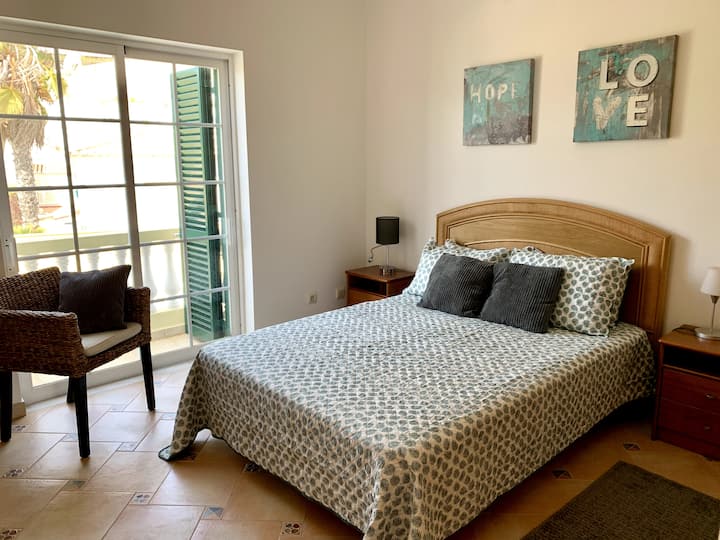 卧室内设有双人床、套房和小阳台