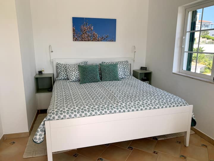 主卧室配有加大双人床、套房、内置衣柜、景色迷人的私人阳台