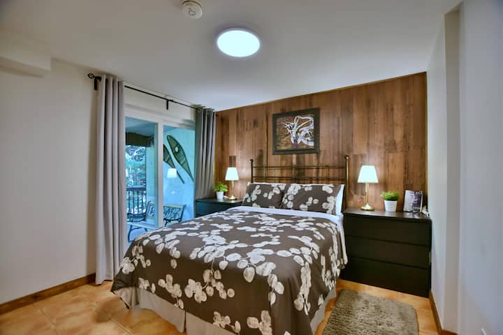 Спалня N1 / голямо двойно легло/ основен етаж 