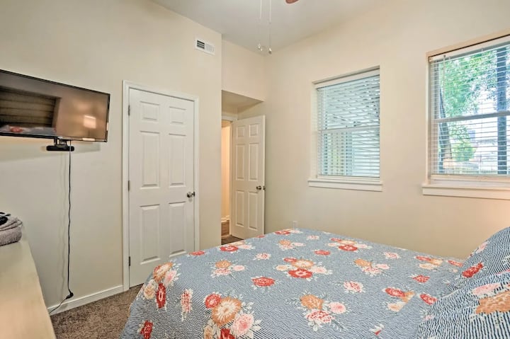 Соба со главен кревет, со прилагодлив брачен кревет (широк 150-179 см), доволно простор за складирање облека, паметен телевизор, обезбеден wifi.  