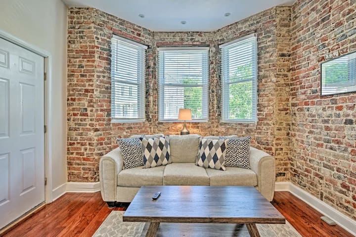 Дневна соба со кауч за спиење со големина на брачен кревет (широк 150-179 см).