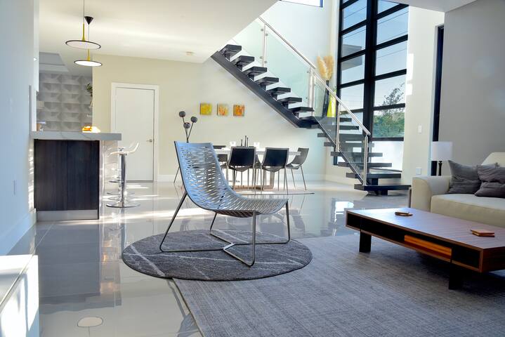 Topo Encanto-Modern Villa in Sundrenched Paradise! gallery image 2