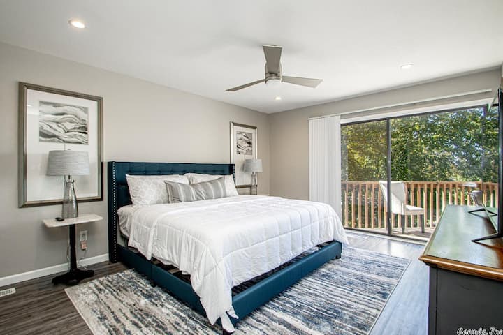חדר שינה ראשי - מיטת קינג סייז בקליפורניה עם גישה למרפסת 