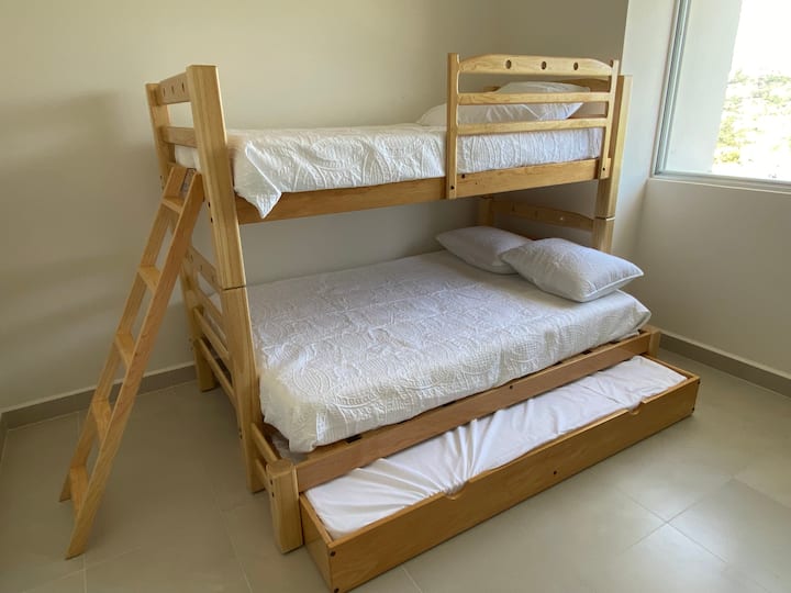חדר שינה עם ארון ומיזוג אוויר
