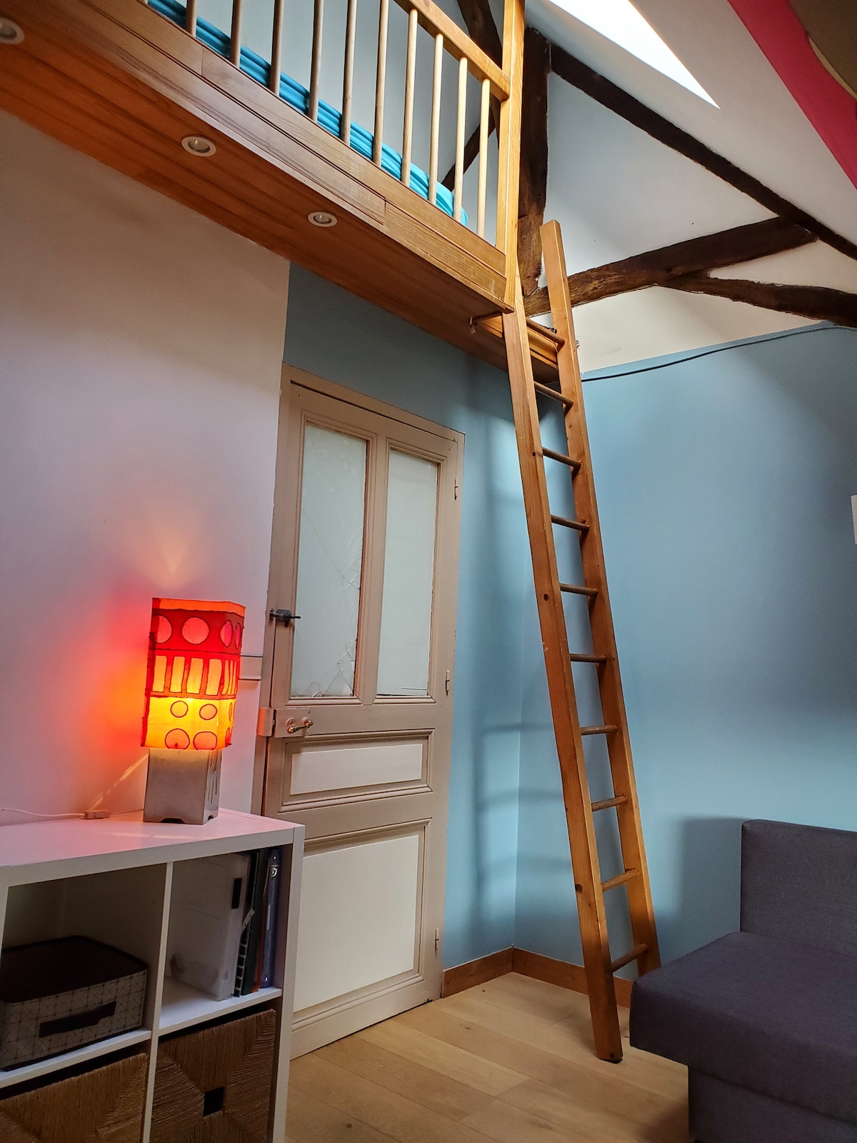 spálňa 3 uprostred s manželskou posteľou v medziposchodí alebo rozkladacou pohovkou na prízemí