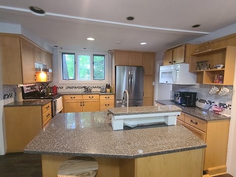 Charming 2 BR, 2 Bath apt. in Historic Inn nr town