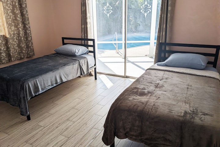 ห้องนอนผู้เข้าพัก #2 เตียงแฝด 2 เตียงและเปลเด็ก (pack 'n play)