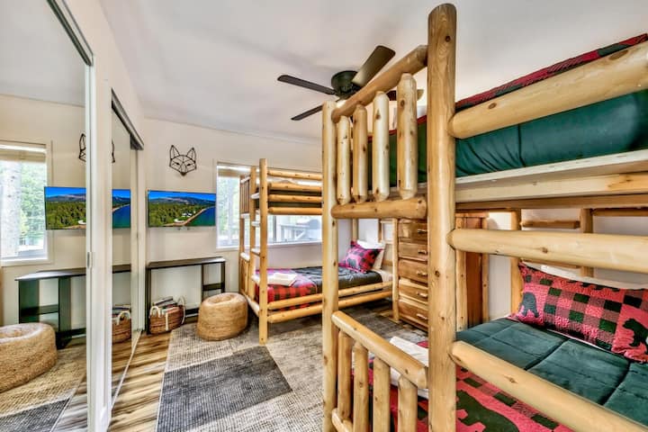 El dormitorio 4 tiene 2 juegos de literas individuales y un televisor inteligente de 26pulgadas con aplicación de cable.