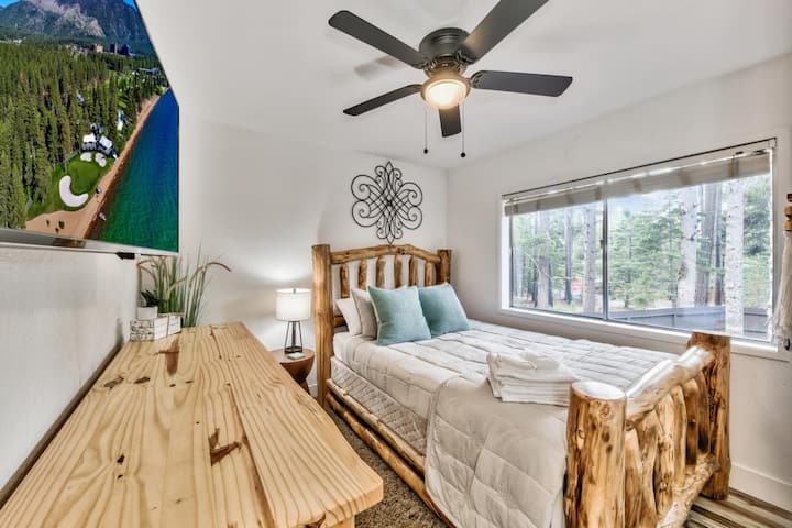 El dormitorio 3 tiene una cama tamaño queen y TV inteligente de 43pulgadas con aplicación por cable.