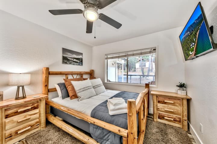 El dormitorio 2 tiene una cama tamaño queen y un televisor inteligente de 43pulgadas con aplicación por cable.