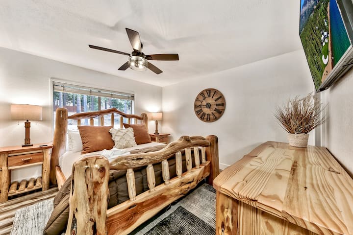 El dormitorio principal tiene una cama tamaño king personalizada, TV inteligente de 50 pulgadas con aplicación por cable y baño adjunto.