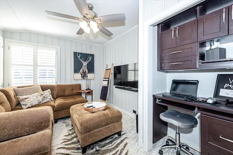 Popular Airbnb listing: Cozy Cottage in Oak Forest in Central Northwest