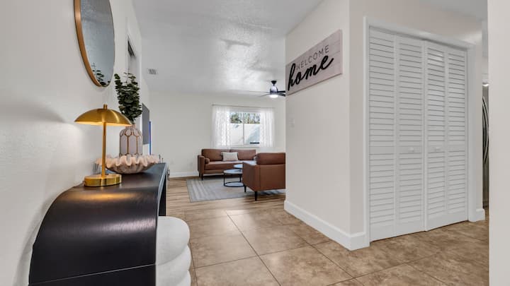 Spacious 4br Retreat Minutes To Downtown & Airport - Lakeland, FL
