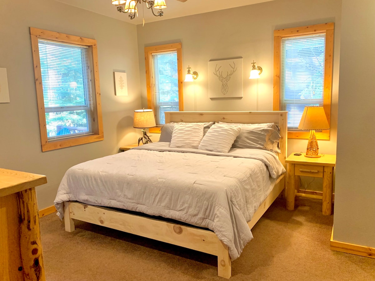 Chumba kikuu cha ghorofa na kitanda cha mfalme.