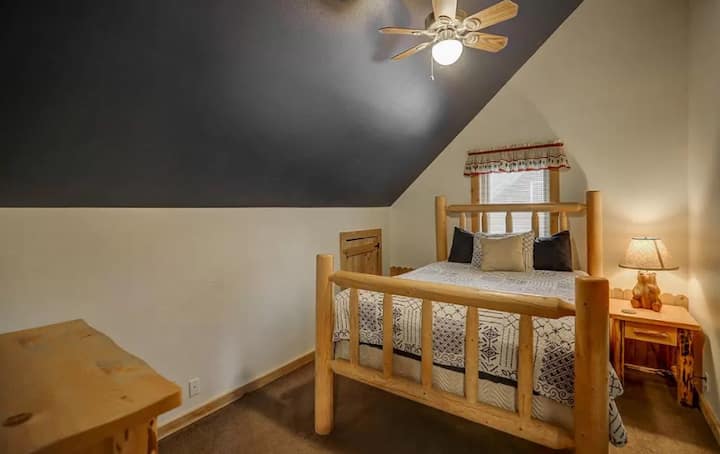 Стая за гости на горния етаж с двойно легло.