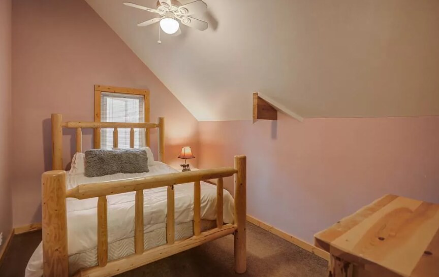 Chumba cha wageni cha ghorofa ya juu #2 na kitanda cha malkia.