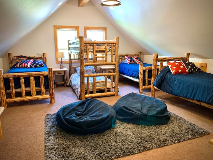 Двуетажна стая на горния етаж с три единични легла и едно двуетажно легло.