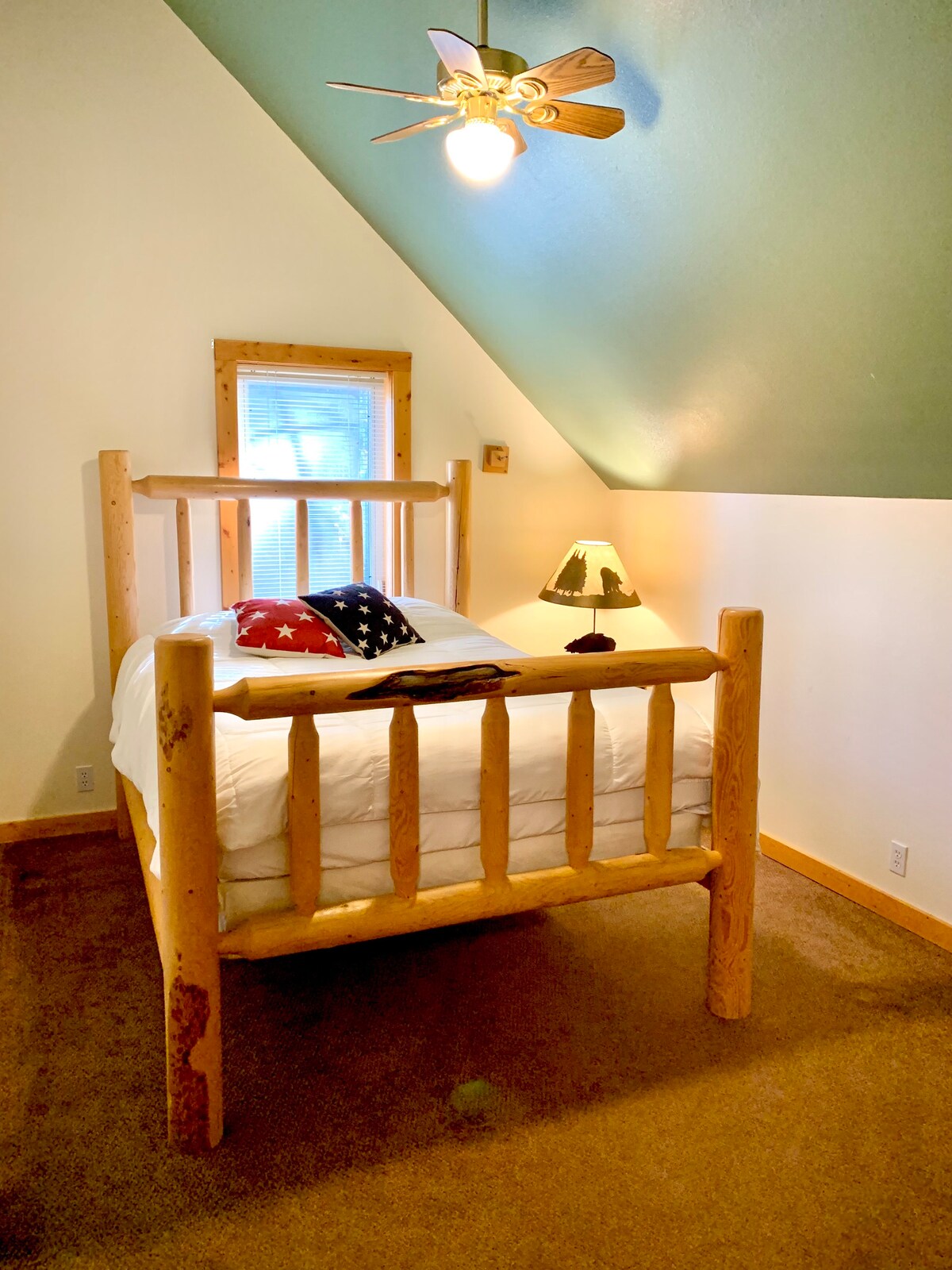 Chumba cha wageni cha ghorofa ya juu #3 na kitanda cha malkia.