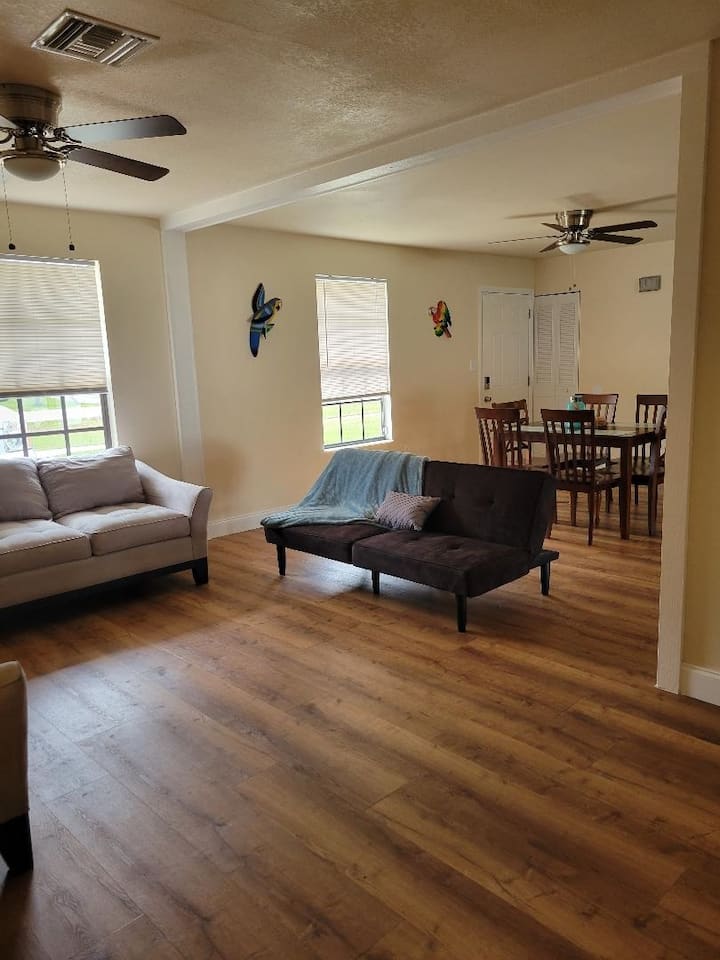 วิวทางเข้าที่จอดรถในห้องอาหาร