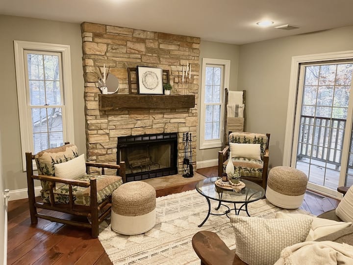 Secluded Upscale Lodge. Hot Tub, Sauna & Golf Cart - Michigan City, IN