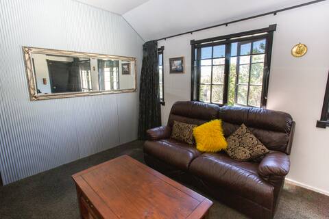 English pub -Two bedroom apartment in wine country