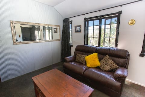 English pub -Two bedroom apartment in wine country