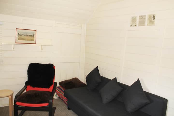 Sala de estar/ segundo dormitorio  con nuevo sofá cama doble cuando se abre, ideal para 1 persona, pero puede acomodar a dos como pareja