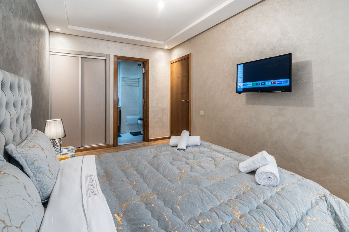 სმარტ-ტელევიზორით აღჭურვილი მასტერ-ლუქსი,