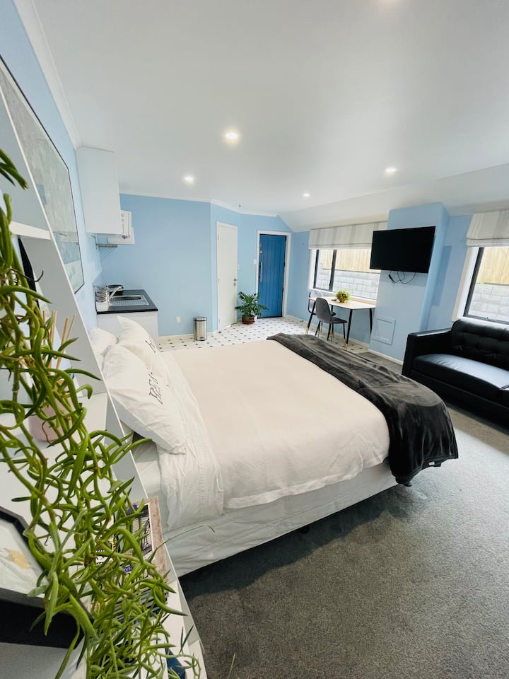 Young Street Private Gem - So Close To Town - New Plymouth