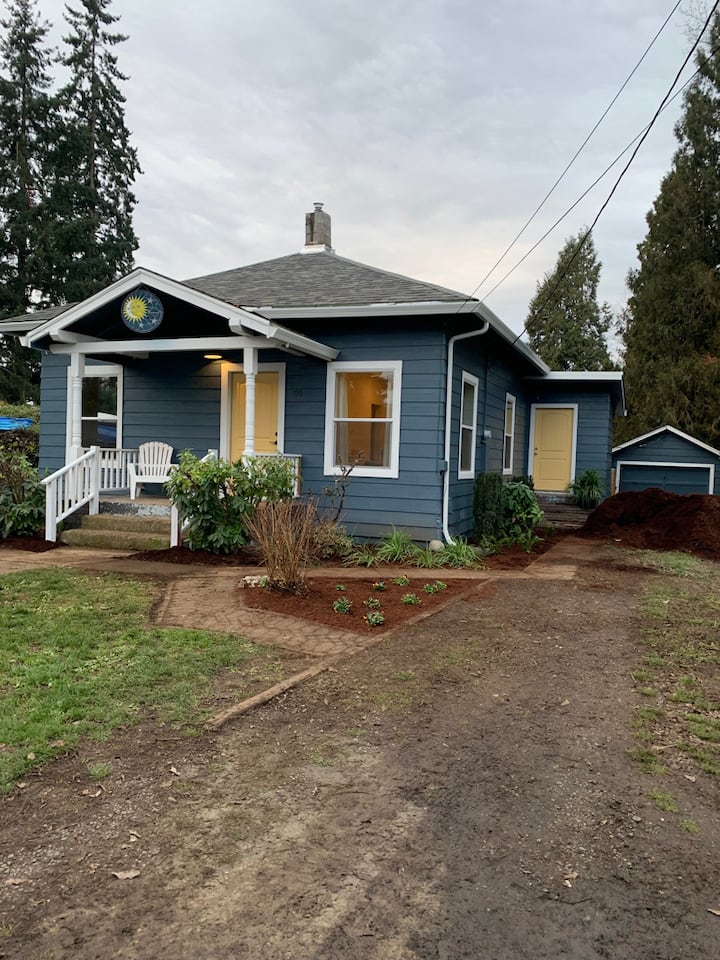 Cute Updated Cottage in friendly Silverton Cottages for Rent in Silverton, Oregon, United