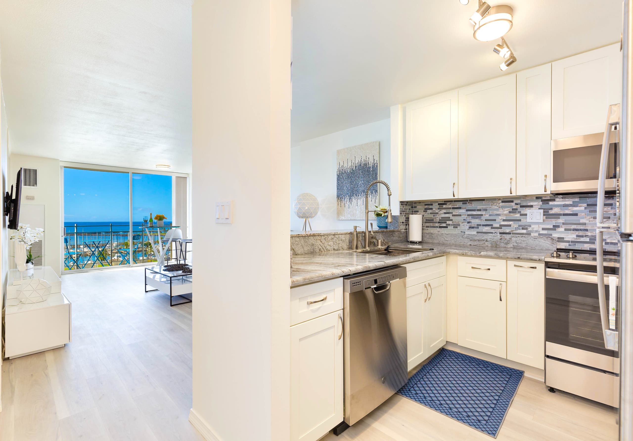 Ocean views at Ilikai Marina. Parking included! - Image 7