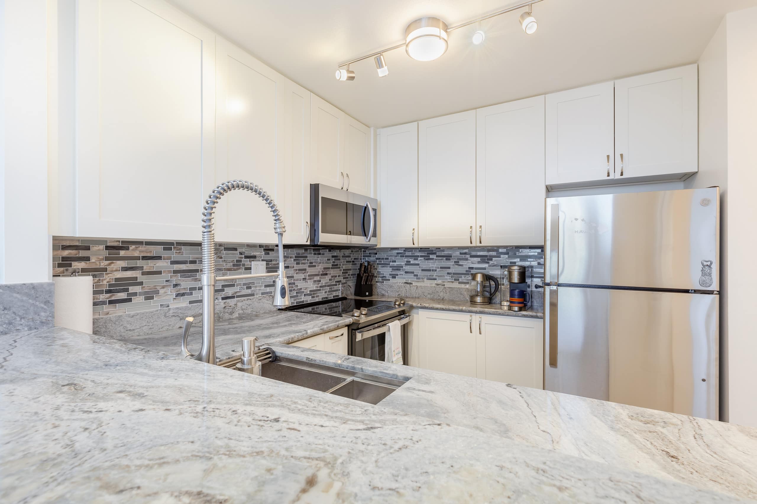 Ocean views at Ilikai Marina. Parking included! - Image 9