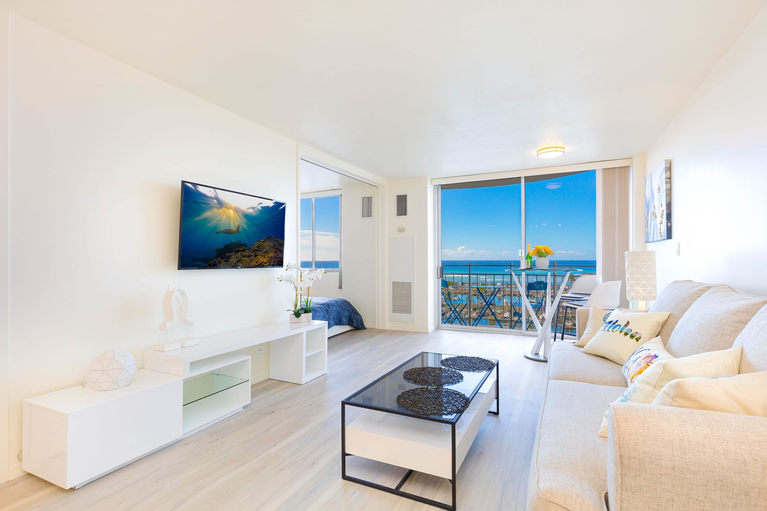 Ocean views at Ilikai Marina. Parking included! - Image 2