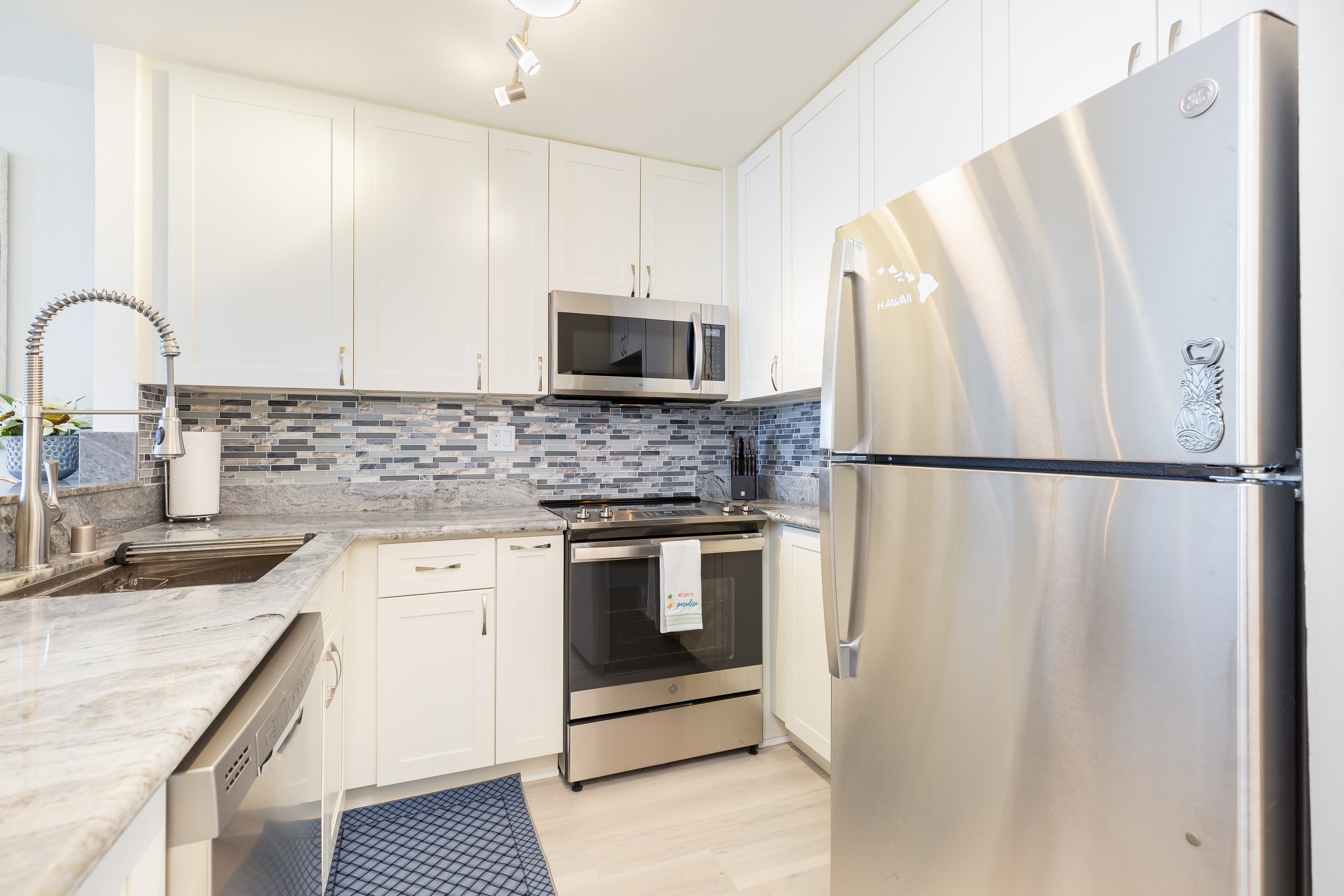 Ocean views at Ilikai Marina. Parking included! - Image 8