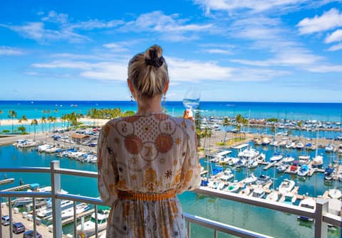 Ocean views at Ilikai Marina - Parking included!