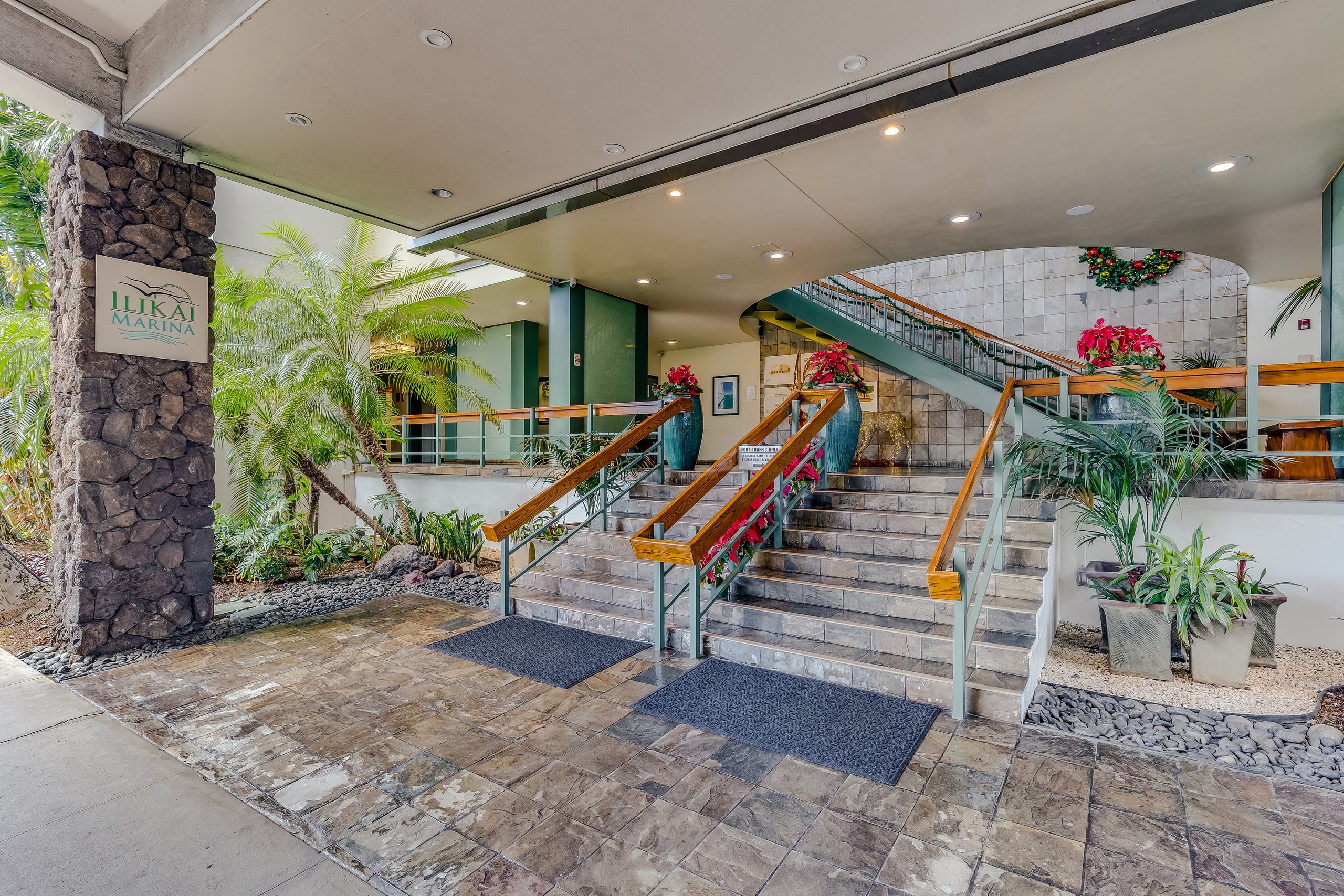 Ocean views at Ilikai Marina. Parking included! - Image 28