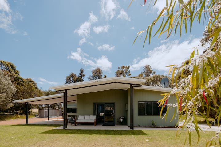 The Cottage – House of Cards Winery