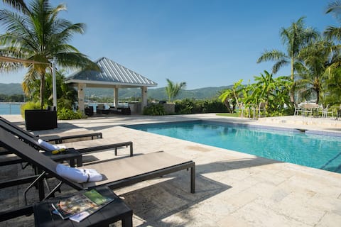 2BR Townhouse with staff, gym, pool & beach access