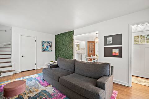 Designer Cottage-Parking, Patio, & New Kitchen