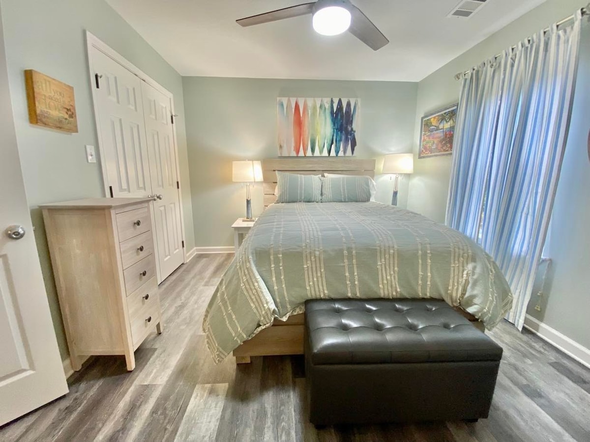 Potpuno novi stropni ventilator od 52 inča s led svjetlima. 
Unutar ormara nalazi se dodatni dvostruki prijenosni krevet na rasklapanje ako je potrebno. Stalak za prtljagu je uključen. 