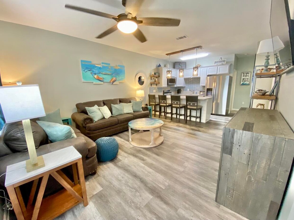 Naš prekrasan i prostran dnevni boravak s otvorenim tlocrtom i potpuno novom kuhinjom.  Kauč na razvlačenje s vodootpornom antimikrobnom navlakom za madrac. 