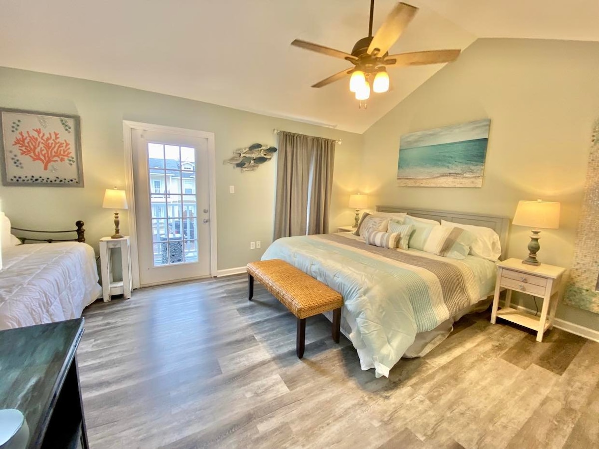 King size Molecule Arctic Lux 12-inčni rashladni antimikrobni madrac. 
Stalak za prtljagu u velikom ormaru s dodatnom komodom za odlaganje odjeće i dodataka.  Vanjska balkonska vrata/ vanjska garnitura za sjedenje.