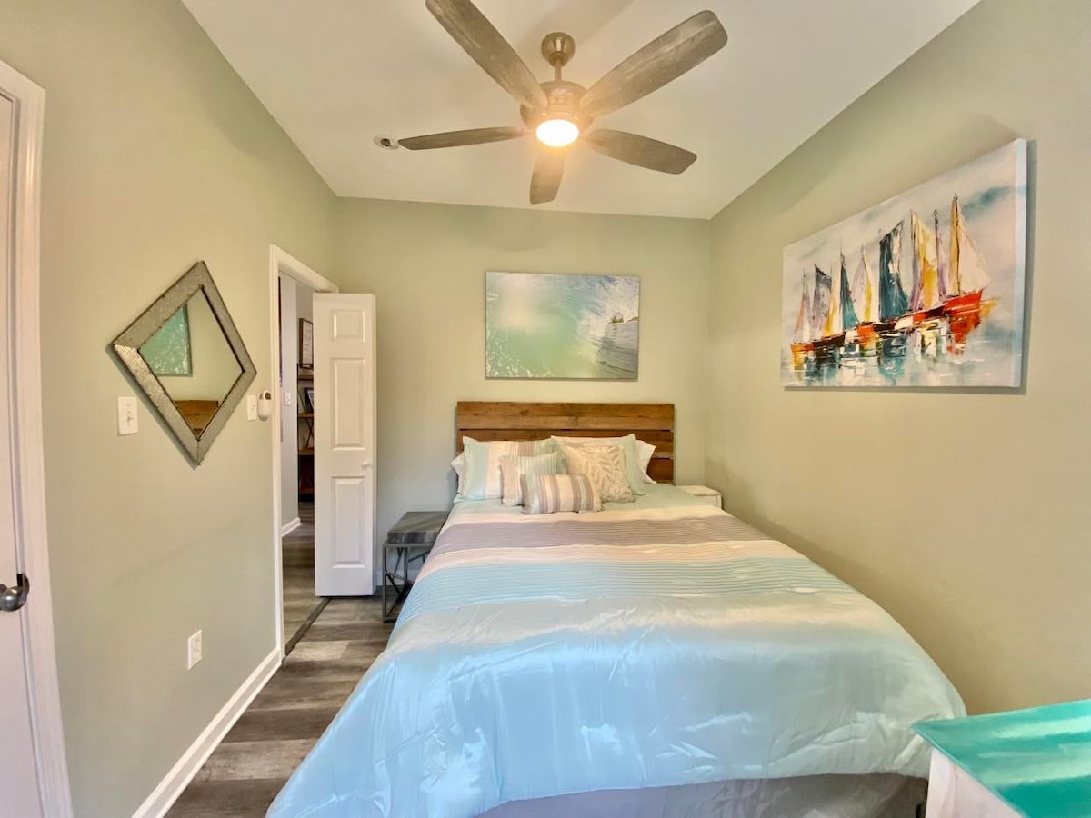 Downstairs Queen.  Potpuno novi stropni ventilator od 52 inča s led rasvjetom. Stalak za prtljagu nalazi se u ormaru. 