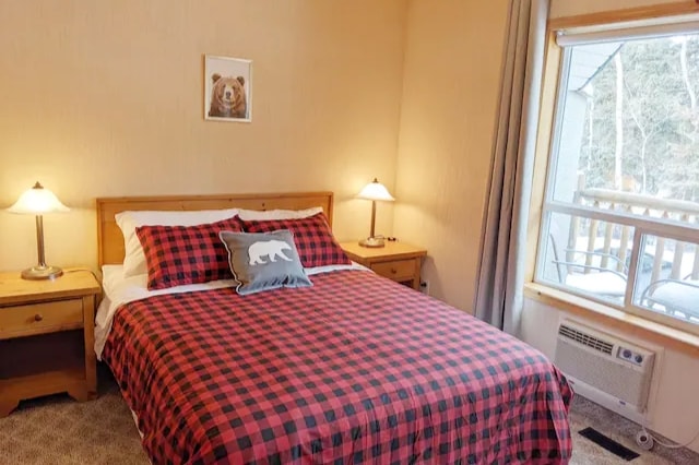 Çarçafë pambuku të butë egjiptianë në një dyshek premium me madhësi mbretëreshe. Do të flesh si një ari! 