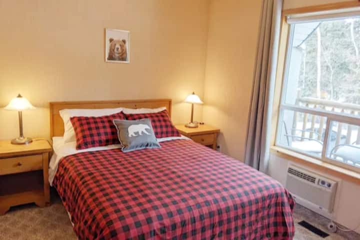 高档标准双人床垫上柔软的埃及棉床单。您将像熊一样睡觉！ 