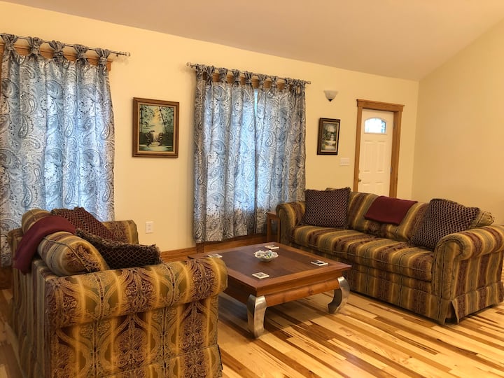 Luxury Home Away From Home - DeKalb, IL