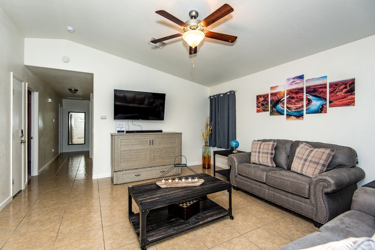 Dhomë ndenjjeje me televizor 55 inç dhe krevat Murphy