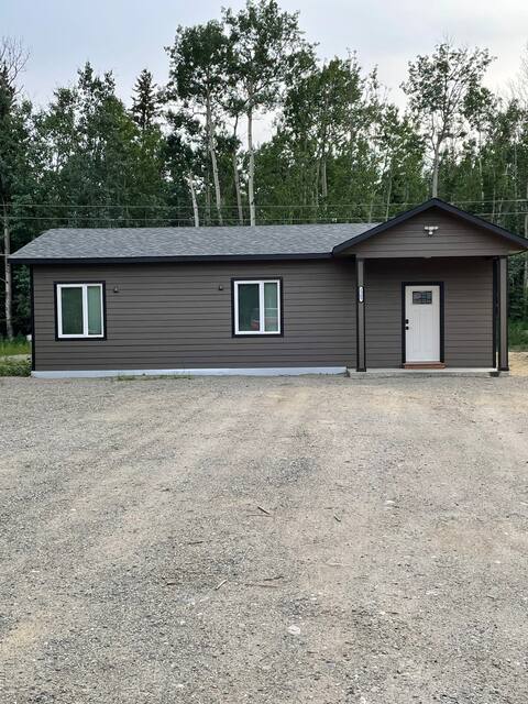 ALL NEW 2 bed Alaskan Charmer across from Park
