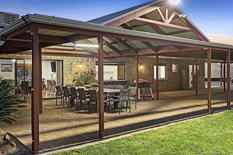 THE SHAMROCK LUXURY RETREAT