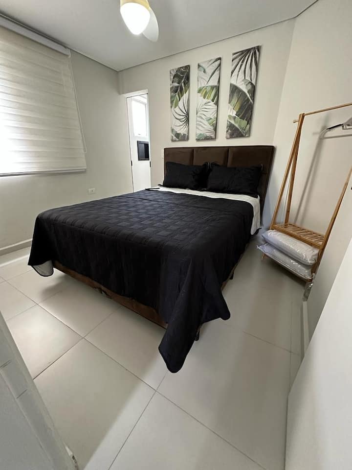 Dormitorio 1:
suite doble, cama tamaño queen y televisión.